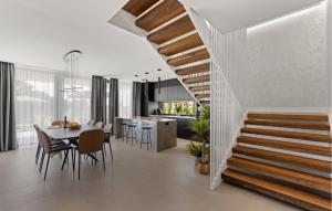 comedor y cocina con escalera en una casa en Lovely Home In Porec With Sauna, en Poreč
