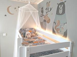 Postel nebo postele na pokoji v ubytování Winter Woods family room