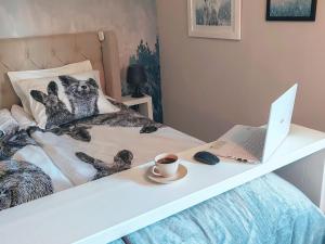 Postel nebo postele na pokoji v ubytování Winter Woods family room