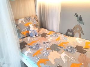 Postel nebo postele na pokoji v ubytování Winter Woods family room