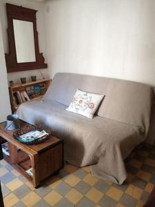 Bett in einem Zimmer mit Tisch in der Unterkunft Coquette petite maison de village in Aups + 4 Fotos