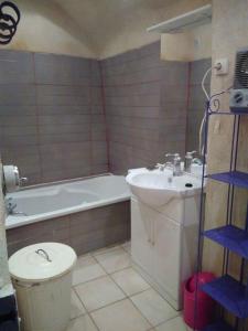 ein Badezimmer mit Waschbecken, Badewanne und Toilette in der Unterkunft Coquette petite maison de village in Aups