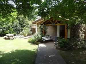 a garden with a bench and a picnic table at Hostería Lida in Merlo