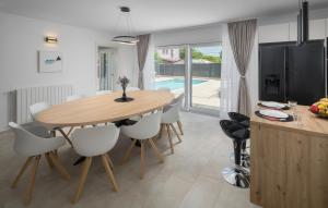 a kitchen and dining room with a wooden table and chairs at Villa Mia in Frata
