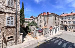 uitzicht op een straat met gebouwen bij Nice Apartment In Pula With Wifi in Pula