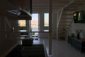 TV in/ali zabaviščno središče v nastanitvi Zefi's Loft - Sea View in Piraeus