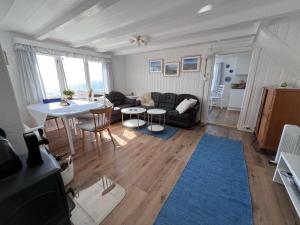 NygardにあるHouse with Whirlpoolのソファとテーブルのあるリビングルーム +70枚の写真