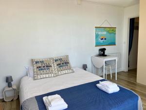 Un ou plusieurs lits dans un hébergement de l'établissement Studio vue mer-port Arcachon