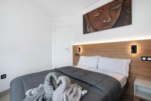 sypialnia z łóżkiem i ręcznikami w obiekcie Vistas al Mar Torremolinos w mieście Torremolinos +22 zdjęcia