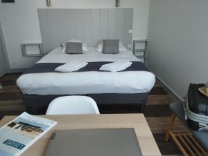 Voodi või voodid majutusasutuse Brit Hotel L'Arrivée Guingamp toas