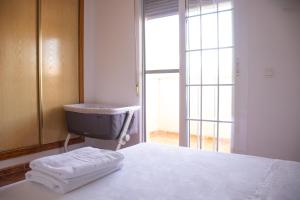 una camera con letto, lavandino e finestra di Dúplex Completo La Manga dos playas a La Manga del Mar Menor