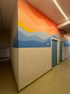 un corridoio con parete colorata in una stanza di Madsquad Hostel Dorms & Rooms a Varanasi