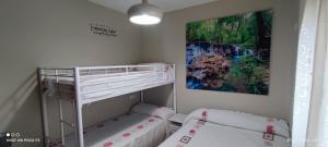 a small room with two bunk beds and a painting at Mi Descanso in El Bosque +44 photos
