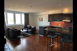 a kitchen and living room with a counter and chairs at Nr7 På Spåret in Norrköping