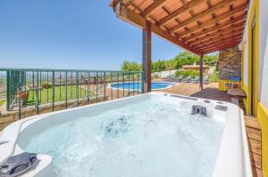 een jacuzzi met uitzicht op een speeltuin bij Casa Alto de Santo Antonio in São Brás de Alportel