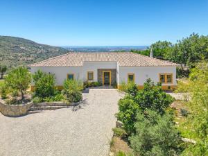 een villa met uitzicht op een huis bij Casa Alto de Santo Antonio in São Brás de Alportel
