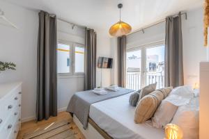 een slaapkamer met een bed en een groot raam bij Central but quiet, pool and WIFI - fibre in Tarifa +37 foto's