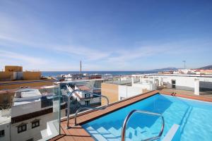 een zwembad op het dak van een gebouw bij Central but quiet, pool and WIFI - fibre in Tarifa
