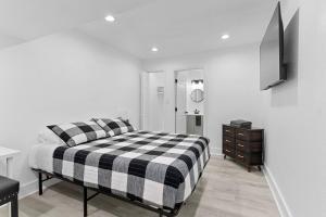 1 dormitorio con cama a cuadros en blanco y negro en Stylish 1br Near Downtown Pet-friendly, en Orlando