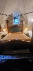 Postel nebo postele na pokoji v ubytování Burg Hermannstein - Kings Room + 3 fotografie