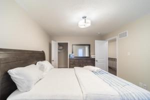 Giường trong phòng chung tại Beautiful New Townhouse in Quiet Neighbourhood