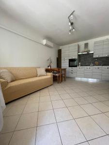 een woonkamer met een bank en een tafel bij Casa Lilly in Bussolengo