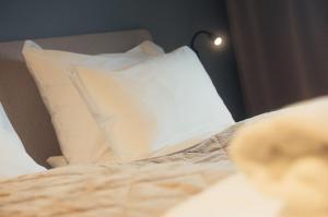 Postel nebo postele na pokoji v ubytování Bjerkvik Hotell