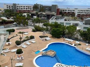 een bovenaanzicht van een resort met zwembad bij Playa Paraiso Apartment in Adeje +12 foto's