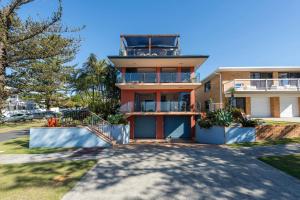 una casa con un balcón encima en Indigo Terrace Two - Oceanstays, en Yamba