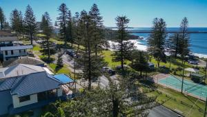 una vista aérea de una casa y la playa en Indigo Terrace Two - Oceanstays, en Yamba 13 fotos más