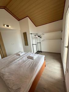 a bedroom with a bed in a room at Vila Rosa in Tkon