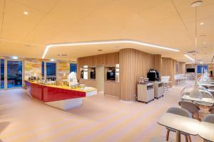 a large lobby with aasteryasteryasteryasteryasteryasteryasteryasteryasteryasteryastery at Prize by Radisson, Münster City in Münster