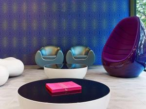 a group of chairs and a table with a pink box at Prize by Radisson, Hannover City in Hannover +23 photos