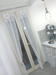 La salle de bains est pourvue d'un rideau de douche et d'un lavabo. dans l'établissement Pietro Fudduni Apartment, à Palerme