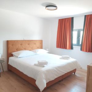 Un dormitorio con una cama grande con dos toallas encima. en Villa Bagulina, en Drniš 40 fotos más