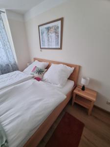 Postel nebo postele na pokoji v ubytování Gasthof Weidenauer- Gabi's Café