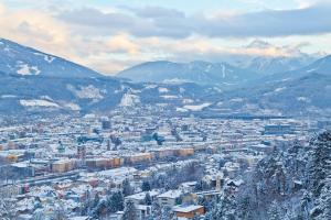 une ville couverte de neige avec des montagnes en arrière-plan dans l'établissement Holidayhome Elza, à Innsbruck