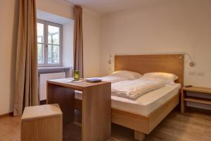 A bed or beds in a room at Steinhauswirt