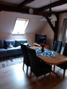 una sala de estar con una mesa y un sofá en Ferienhaus Riebe, en Stollhamm
