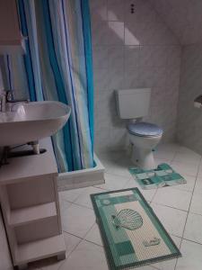 un baño con lavabo e inodoro en Ferienhaus Riebe, en Stollhamm 21 fotos más