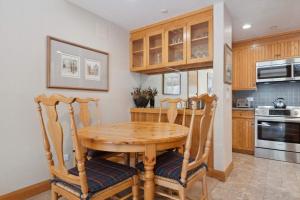 Η κουζίνα ή μικρή κουζίνα στο The Charter at Beaver Creek F330 +11 φωτογραφίες