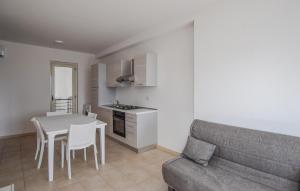 Η κουζίνα ή μικρή κουζίνα στο Gorgeous Apartment In Isca Marina