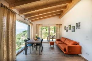ein Wohnzimmer mit Sofa und Tisch in der Unterkunft Podere Sabaina, Private Villa mit Pool, Seeblick und 3 Wohneinheiten zur Alleinnutzung in Torri del Benaco