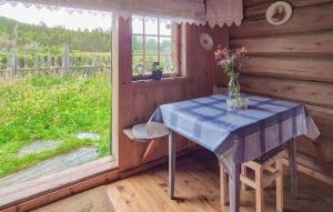 a table in the corner of a room with a window at 2 Bedroom Stunning Home In Sel in Rosti