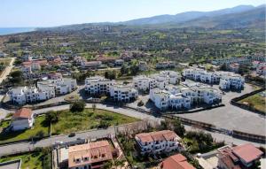 Awesome Apartment In Isca Marina في بادولاتو: اطلالة جوية على مدينة بها شقق بيضاء +8 صور