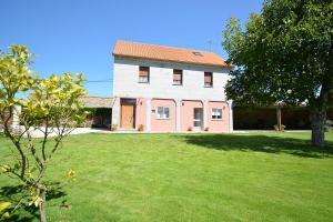 ein Haus mit einem großen Garten mit grünem Rasen in der Unterkunft GALIHOST - Casa con jardín en Cambados in Cambados