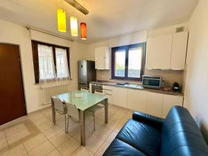 Una cocina con una mesa y un sofá en una habitación. en L'angoletto di Gabri, en Giulianova