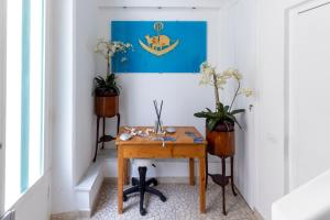 a table in a hallway with two potted plants at Al Mare 54 Luxury Guest House in Lido di Camaiore