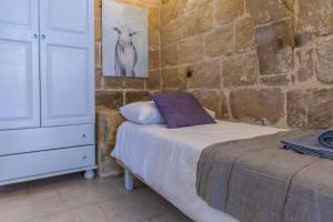 Rúm í herbergi á Room 1 - Family room x 3 by Solea