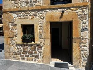 ラス・アレーナス・デ・カブラレスにあるApartamentos San Roqueの石造りの建物